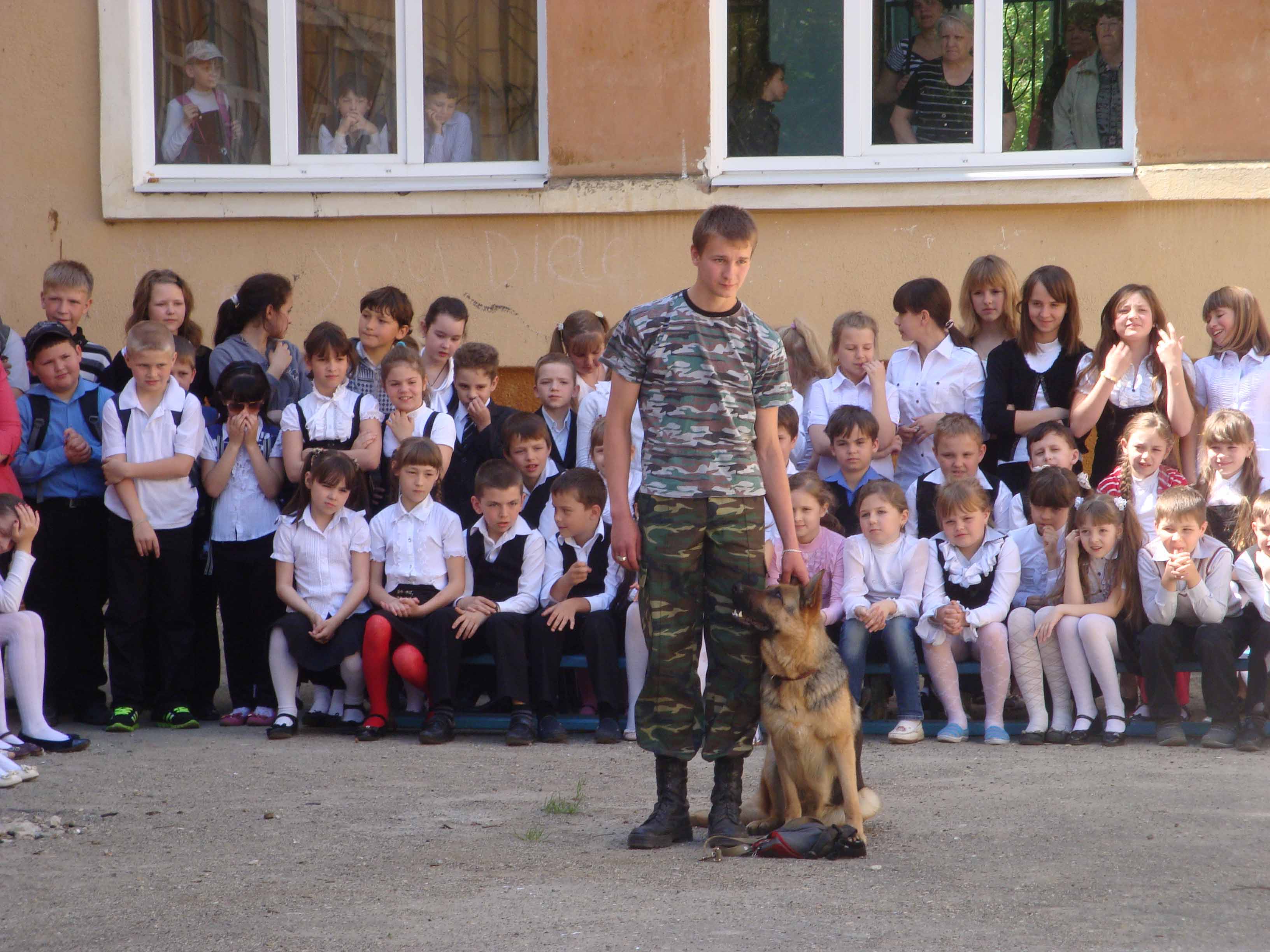 Виктор Чепурко со своей  собакой во время показательных выступлений