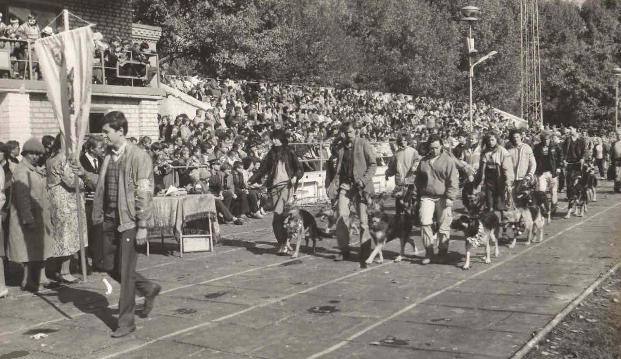 Парад открытия 25-ой городской выставки служебных собак. 1990 год.