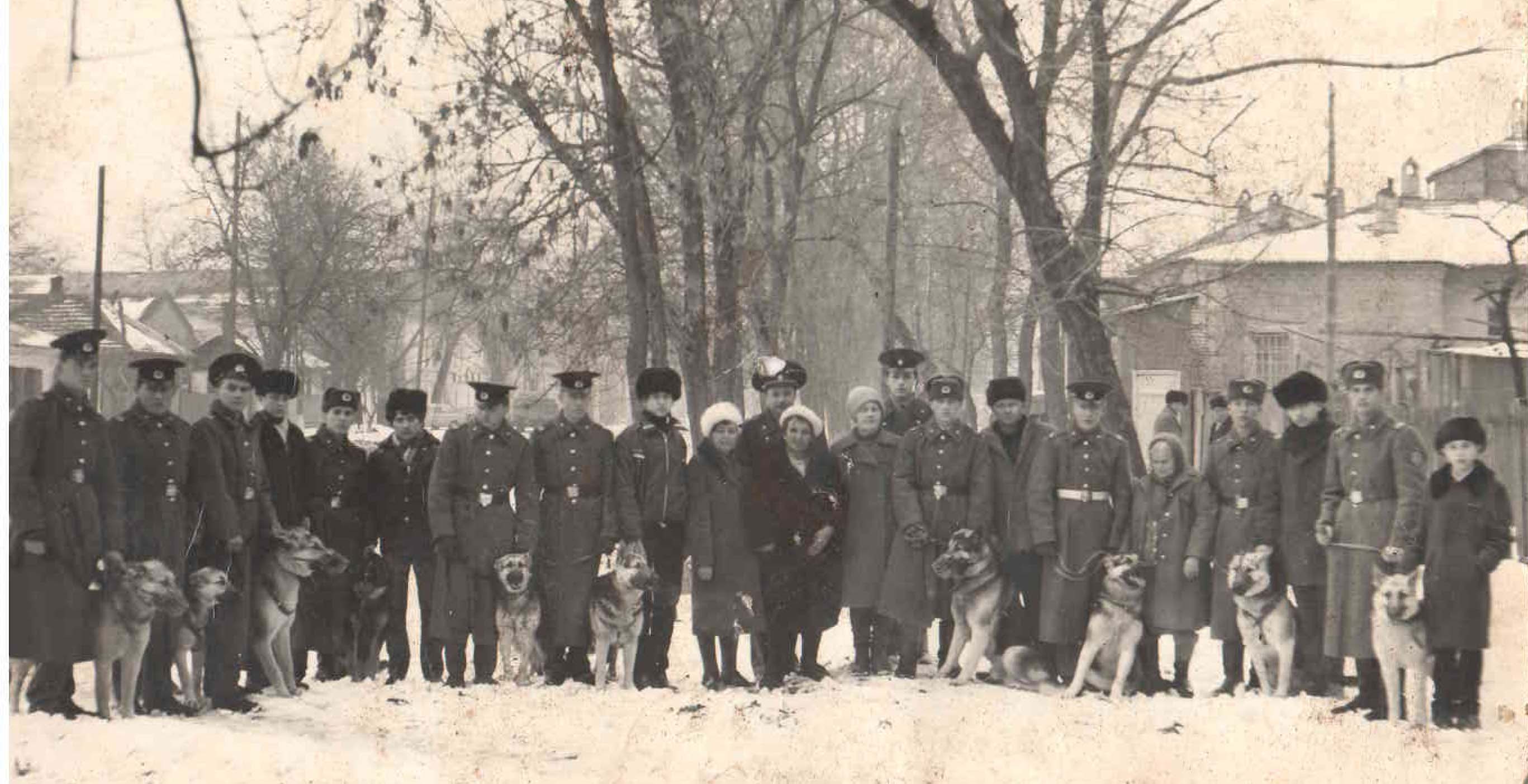 После передачи собак, выращенных членами клуба на службу в ПВ, 1984 год.