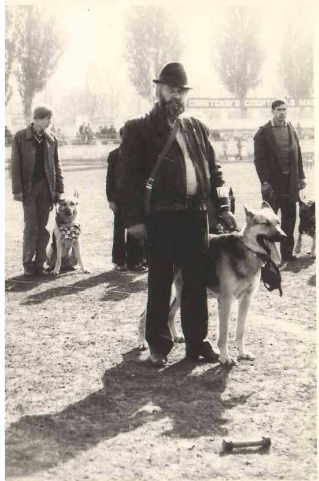 Член клуба Зарицкий В.И. со своей собакой, 1984 год